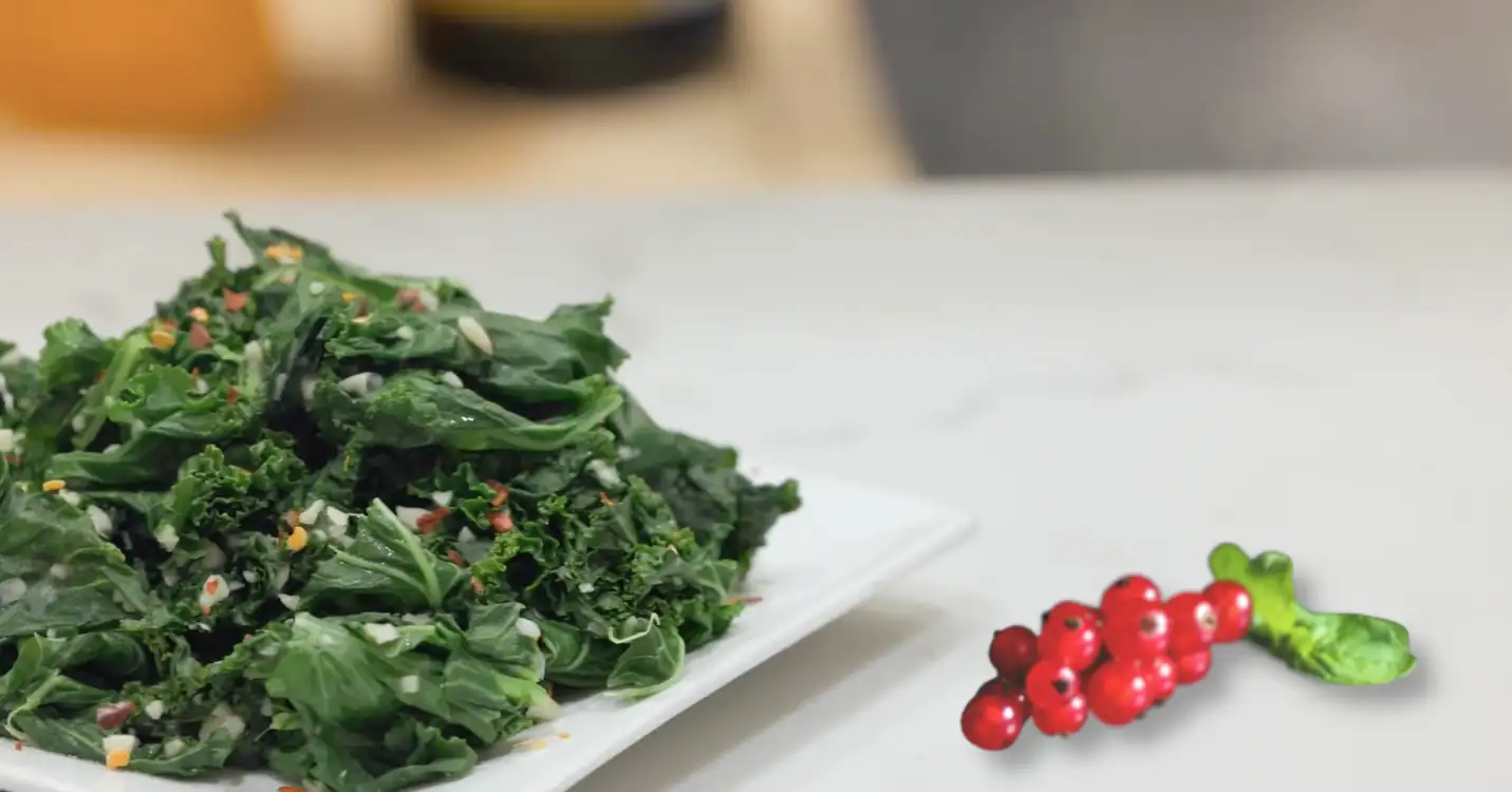 Una ricetta sana, deliziosa e vegana ayurvedica con cavolo dinosauro, aglio e ribes, ideale per un piatto vegetariano nutriente.